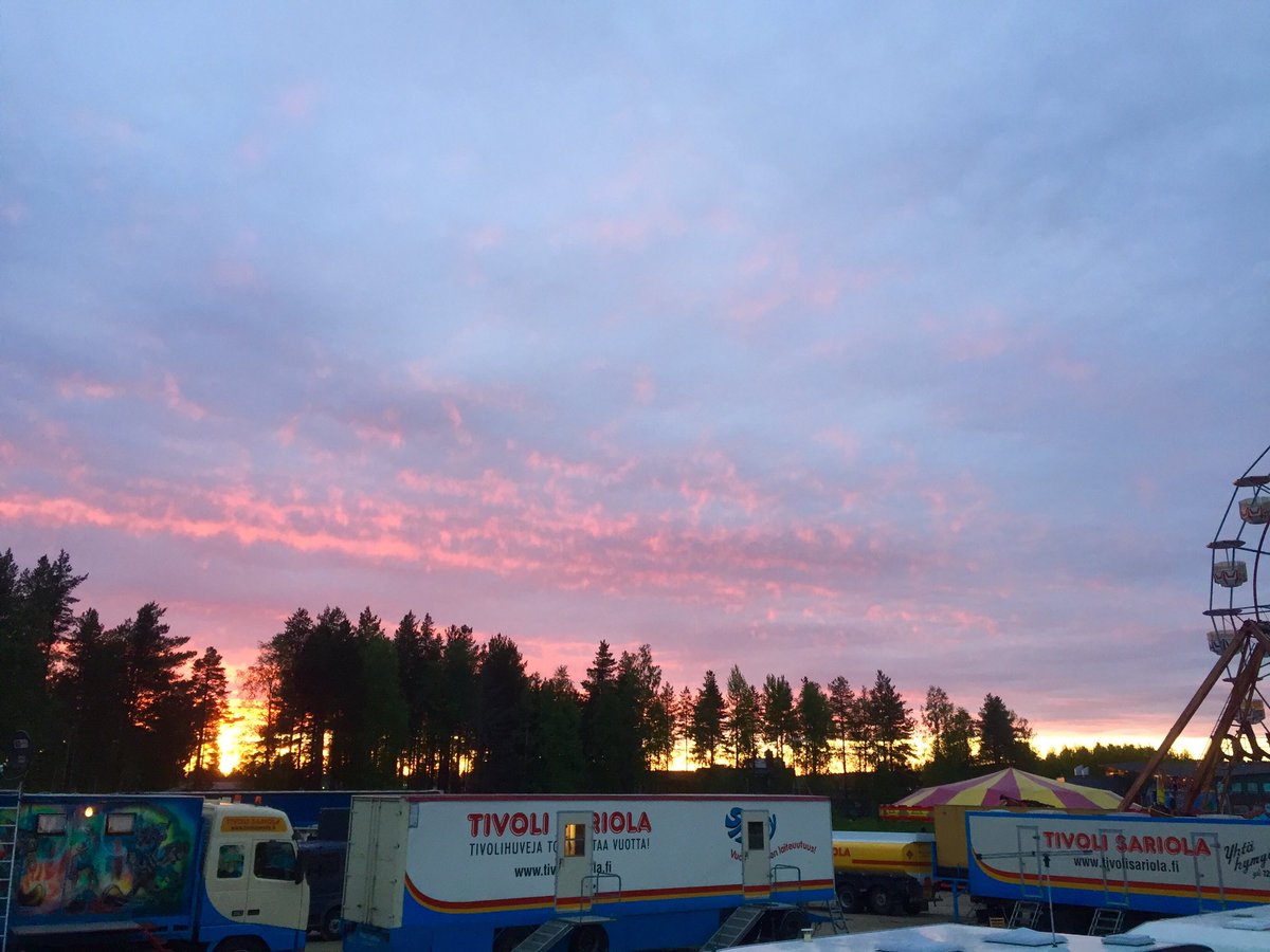 TivoliSariola's tweet photo. Kajaani illat parhaimillaan ☺️ #kajaani #sunset #aurinkonlasku #tivoli #tivolisariola #yhtähymyä #finland https://t.co/2PHyJlqBbO