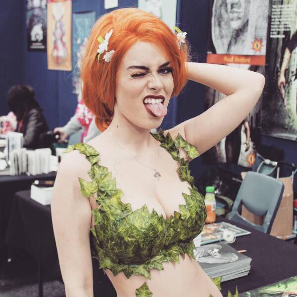 RandomPicz_'s tweet image. Fav for poison ivy cosplay...