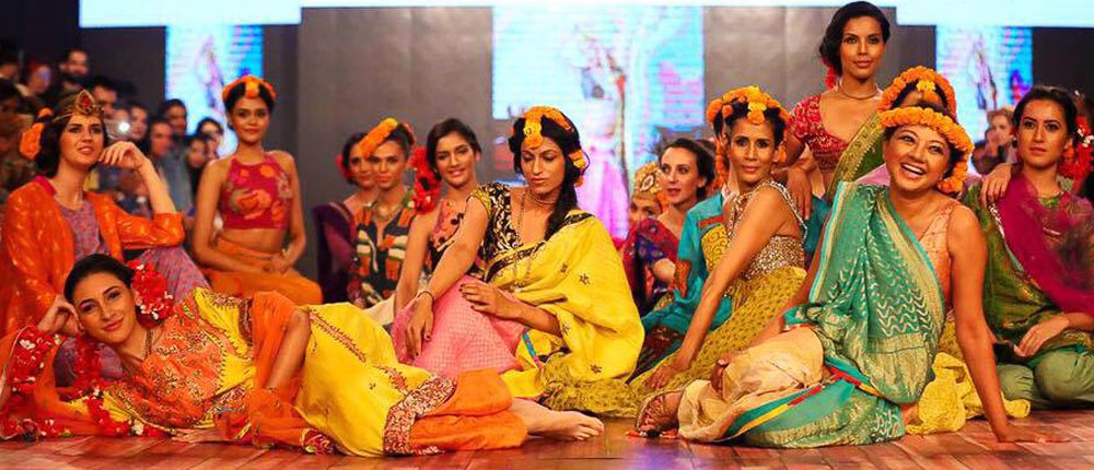 jasmeenGdugal's tweet photo. #EXPLOSIVEFASHION #fashion #RunwayReview Of @AnupamaaDayal #Resort2016 themed #nautchgirl ::
https://t.co/NYGFgpZbS6 https://t.co/TO8VNvGATJ