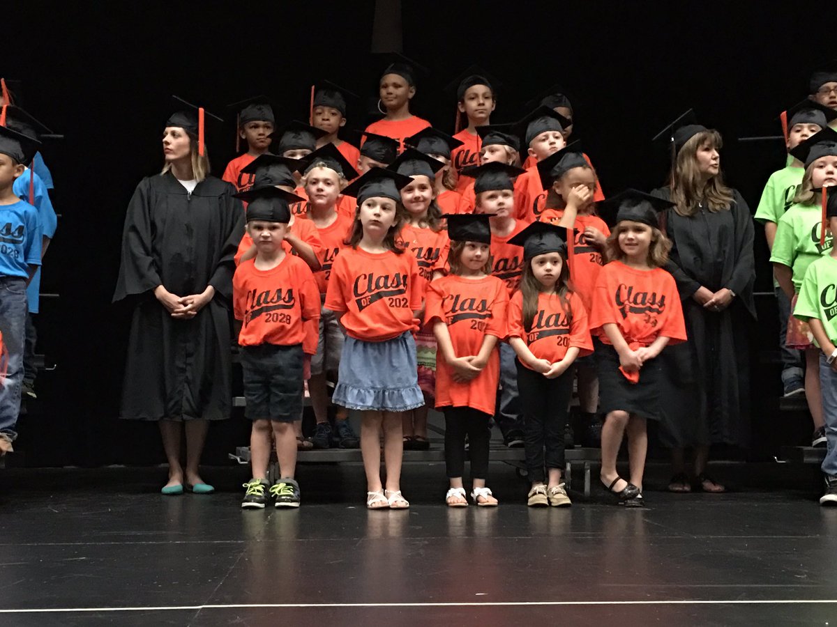 TowerPrincipal's tweet photo. Oh Happy Day! #KinderGraduation2016! @HardinBurk @burkburnettisd https://t.co/IPOqRasx8c