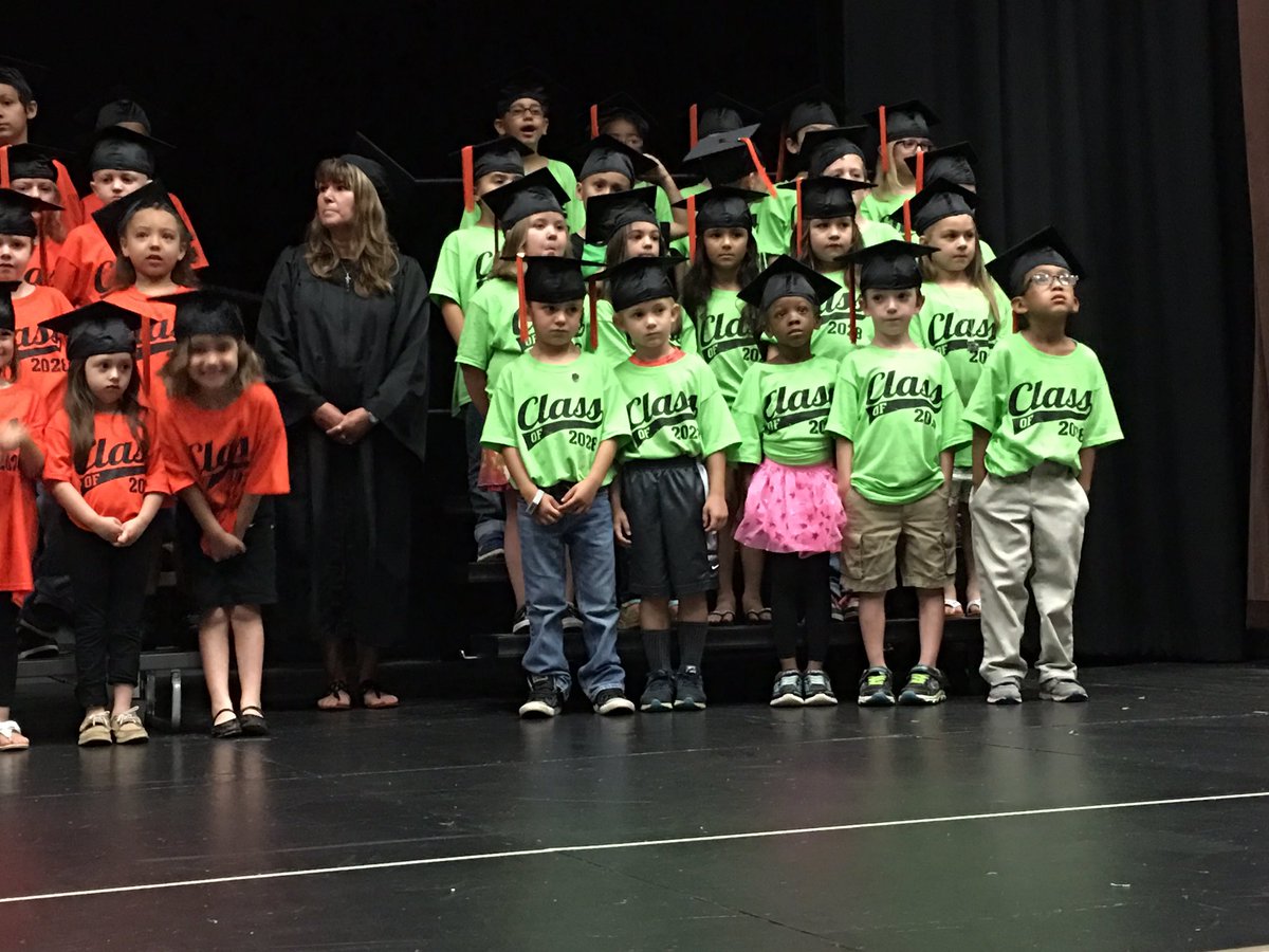 TowerPrincipal's tweet photo. Oh Happy Day! #KinderGraduation2016! @HardinBurk @burkburnettisd https://t.co/IPOqRasx8c