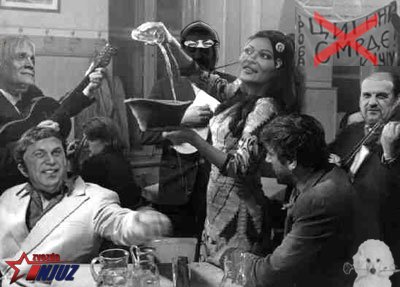 SrBska majka donosi posluženje srBskim sinovima koji su uz srBsku pesmu proslavljali srBsku titulu, stuba SrBstva...