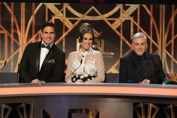 DanielArenasTF's tweet photo. "@NuestraBelleza: Happy #TBT! What did you think of the judges last outfit? #NBLVIPFinal "Guapísimosss!👌😍👌😍 https://t.co/mzR3BUWpzI
