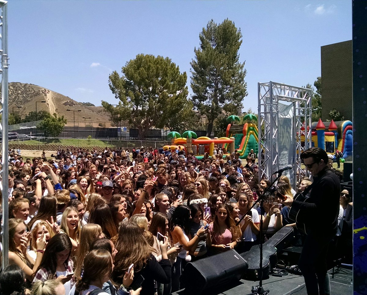 I don't think I'll ever understand why people go so crazy for famous people, but oh well. #VDay #DrakeBell #FunTimes