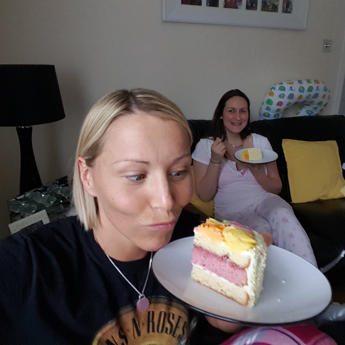 LeeDonaldElite's tweet photo. Mmm caaaake! Happy Birthday #LDPT And yes make mine an XL please #iifym #5years #business #familytime #workoutneeded https://t.co/pB0cY7YC4U