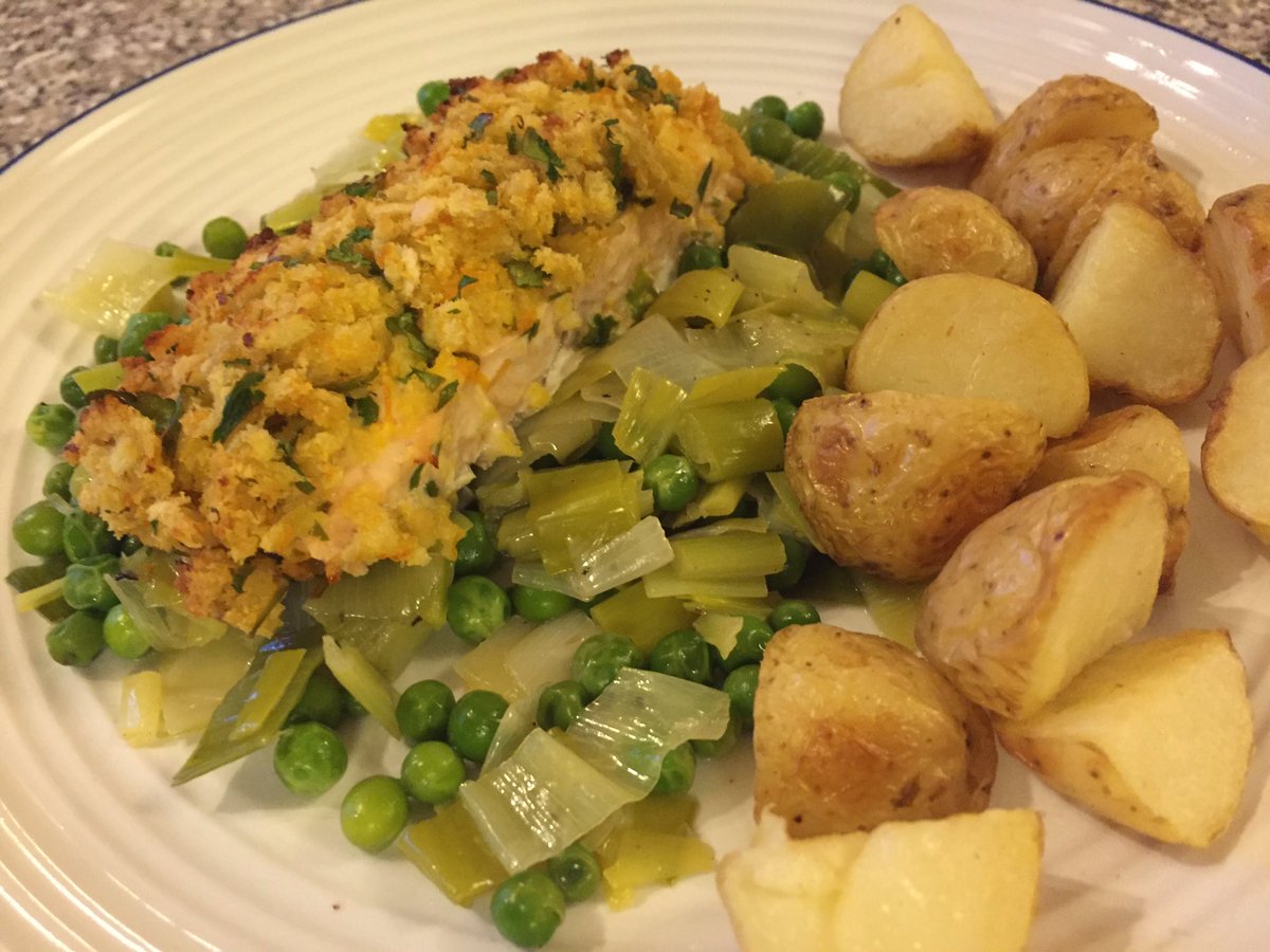 yvettenowlan's tweet photo. #imadethis Citrus-crusted #Salmon w Buttered #Leeks & Roasted #NewPotatoes @SainsburysMag #Apr2016 @cooksewgrow #yum https://t.co/kSQE0rnQSI