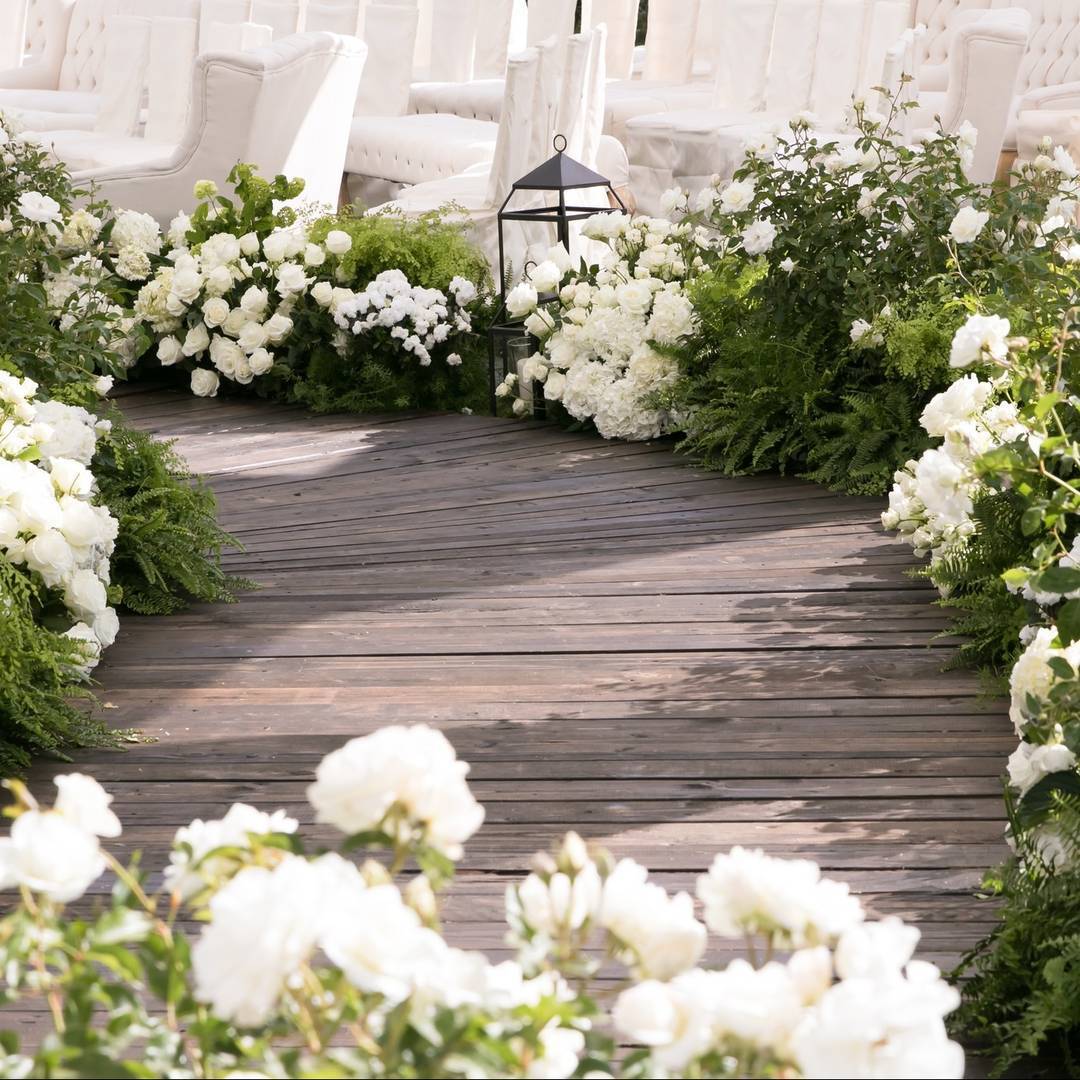 Instead of a traditional aisle, imagine a path like this one lined with #white #BLOOMS and bunches of greens!