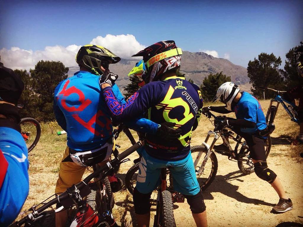 bici_triboo's tweet photo. freecycles_crew / Go Brother ❤️
#freecyclescrew #met_helmets #bluegrass #bicieco #haibike #mtb #enduro @bluegrass_e… https://t.co/gpSpAhJcbP