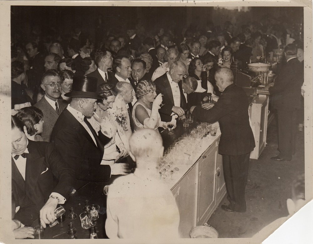 MetOpera's tweet photo. #TBT with this vintage pic from a packed intermission at the old Met on 39th &amp; B'way in 1934. #MetOperaArchives https://t.co/YRn3iHxXCQ