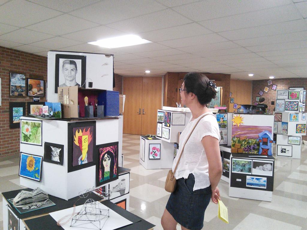 MsWJBHS's tweet photo. Linda T. Enjoying #jbhspalooza16 https://t.co/2WhbBRi4cq