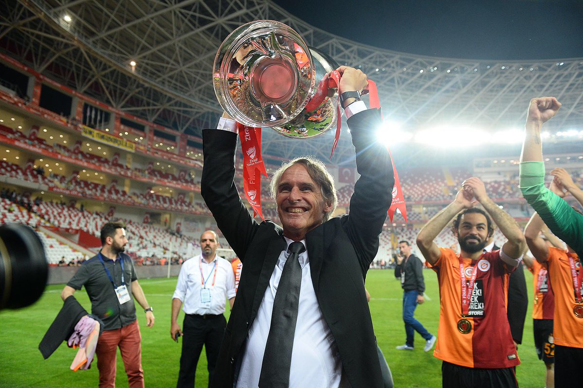 Kupa Riekerink’in ellerinde yükseliyor!