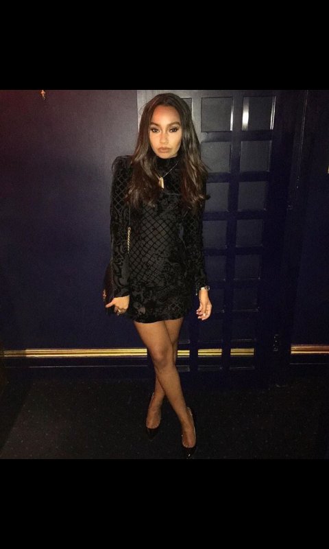 Peru_LittleMix's tweet photo. Fotografía de Leigh en un club nocturno en Londres 
#LittleMixLeaveModest https://t.co/N6c5wq2jqj