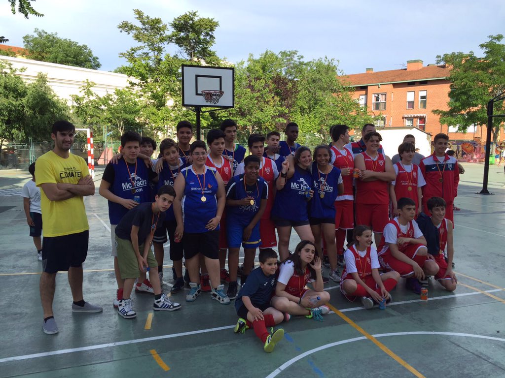 CDeportivoMater's tweet image. El basket de la ESO sufrió una amarga derrota pero pelearon hasta el final!A seguir disfrutando!@CMaterPurissima