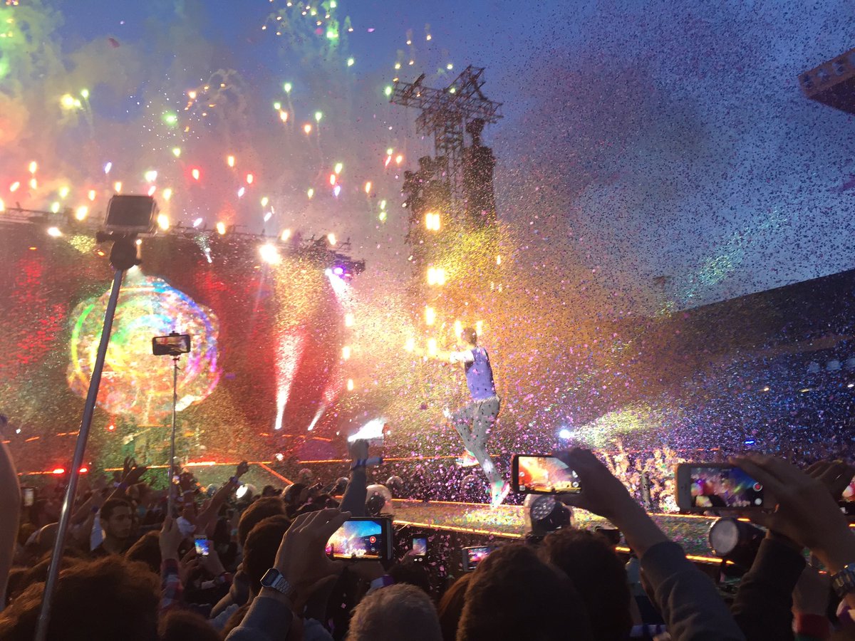 oreoboy's tweet photo. Un moment magique et inoubliable avec #Coldplay #ColdplayBarcelona https://t.co/zvdp7rt4up