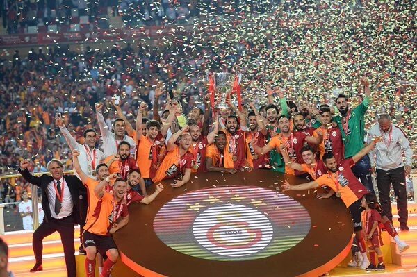 sedakrbck1's tweet photo. Bu #mayisda boş gecmedi #Galatasaray #kupabeyi 😉😉💛❤💛❤💛😍 https://t.co/tgXQGXoAwd