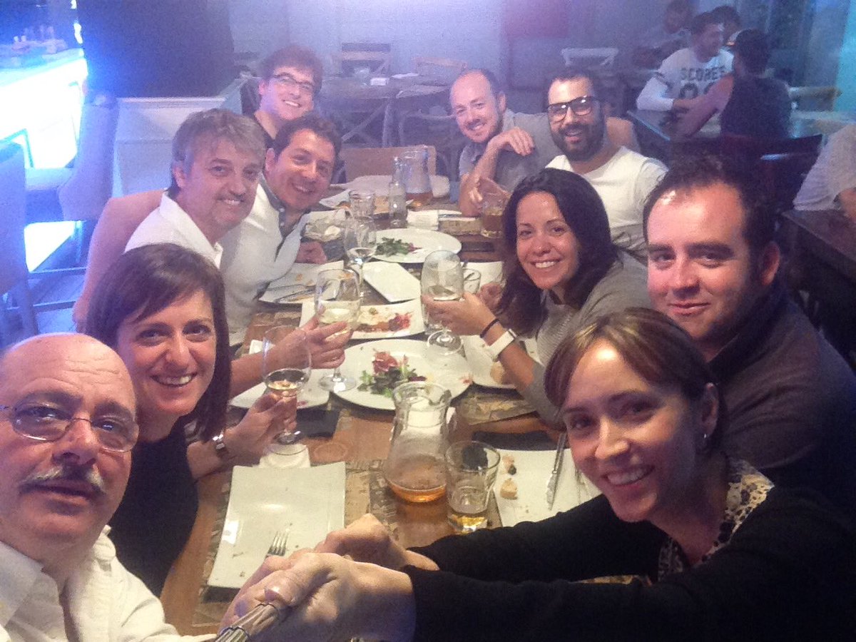 PuriNaya's tweet photo. #Delicanits hui amb el fotògraf @rafaandresfaus (perdoneu a @ZoaSanz i a @salvasanchism que no saben de palo selfie) https://t.co/spWWaJldvh