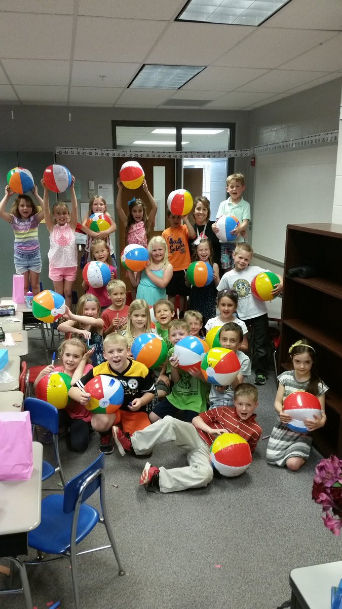fearonsfirsties's tweet photo. Last day with my firsties #sad #imgunnamissthem https://t.co/5rv9u5iBf0