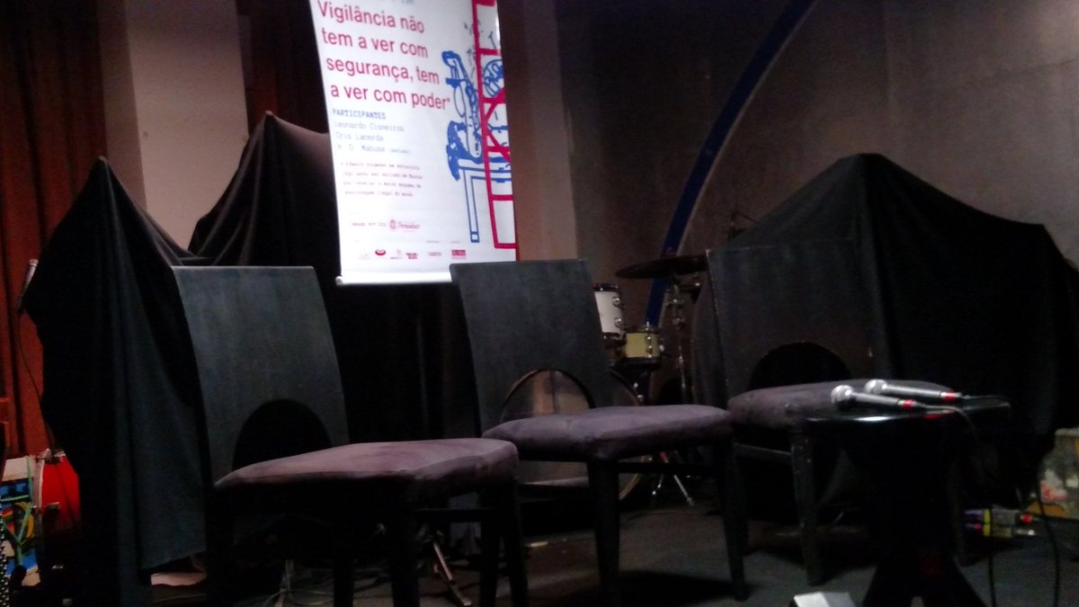 ContinuumFest's tweet image. Tudo pronto! O seminário com Leo Cisneiros e Cris Lacerda começa às 19h30, fala sobre vigilância, segurança e poder.