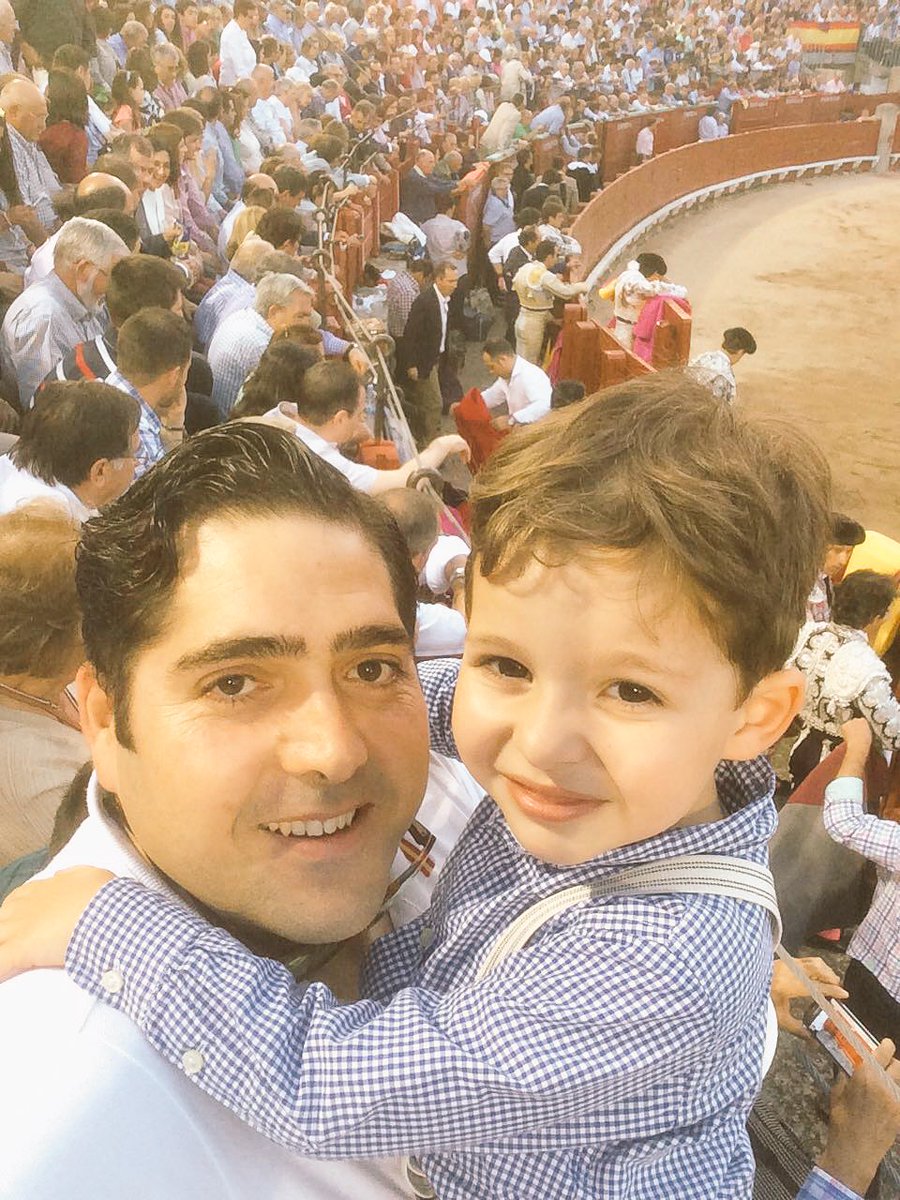 KukyGomez's tweet photo. Una tarde más, Fernando con @elJuli en #Toledo Mil gracias! Nos vemos en #Granada #sutorero #felicidad #miniño #amor https://t.co/CCkBU813DG
