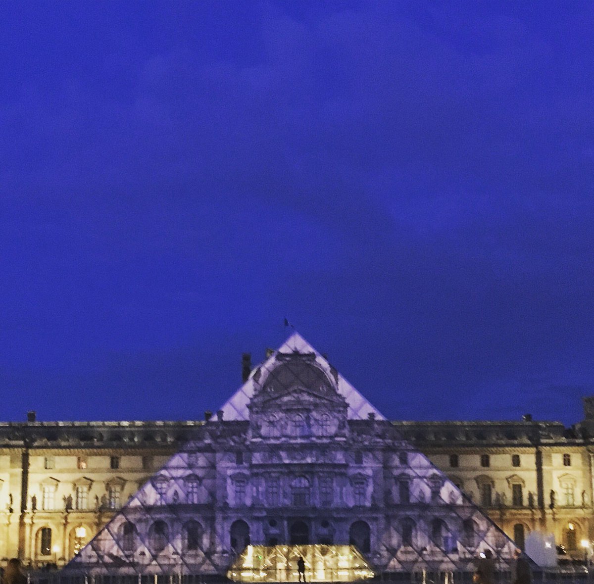 marielaleian's tweet photo. Qui a volé la pyramide du Louvre? #JRauLouvre @MuseeLouvre #24hPerformance #paris 💫📷📐 https://t.co/NFoT4uGr9P