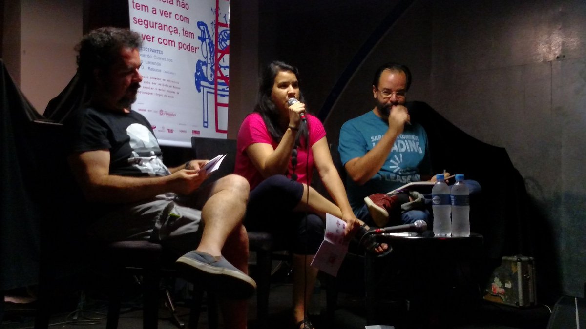 ContinuumFest's tweet image. Começou! "A vigilância em massa faz a sociedade ser criminosa. Acabando com o direito à privacidade" - Cris Lacerda.