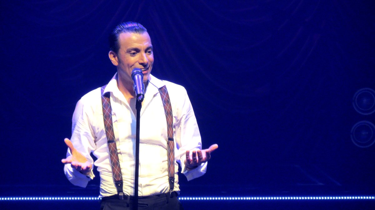 martinbossi's tweet photo. Algo no me cierra de Romeo Santos. No me coincide el cuerpo con la voz.
Se llama Romeo y canta como Julieta! #BBBS https://t.co/t1R2YenjXT