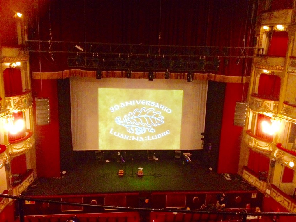 lara_mamaestra's tweet photo. Conciertazo!! @luar_na_lubre @TeatroCalderonM #extramundi xcierto: seríais broche d oro al #mercadomedieval d #avila https://t.co/AzhBJE1cL3