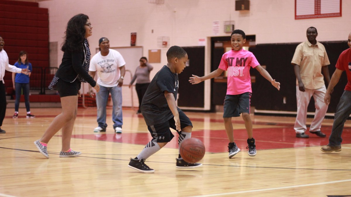 AACPSVT1S's tweet photo. VT1S Basketball Team Training Club's First FAMILY NIGHT 5/26. Parents show off their skills #AACPSAwesome https://t.co/70SkFYq5Uw