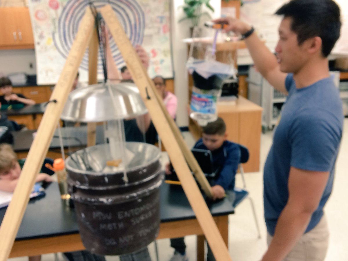 rsvoigt's tweet image. @MSUBugHouse Joel demos how @MMS_ELPS Ss&apos; #mothproject traps ARE like Pro version. @MSUCollegeofEd #WeBeCatchin