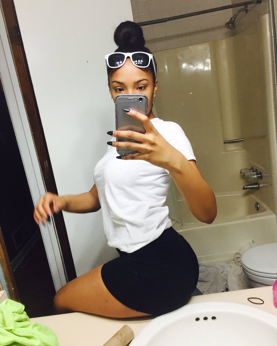 wavyxprincess's tweet photo. #thotpose #sorrynotsorry #beatmyass https://t.co/HIBQCjHxxY