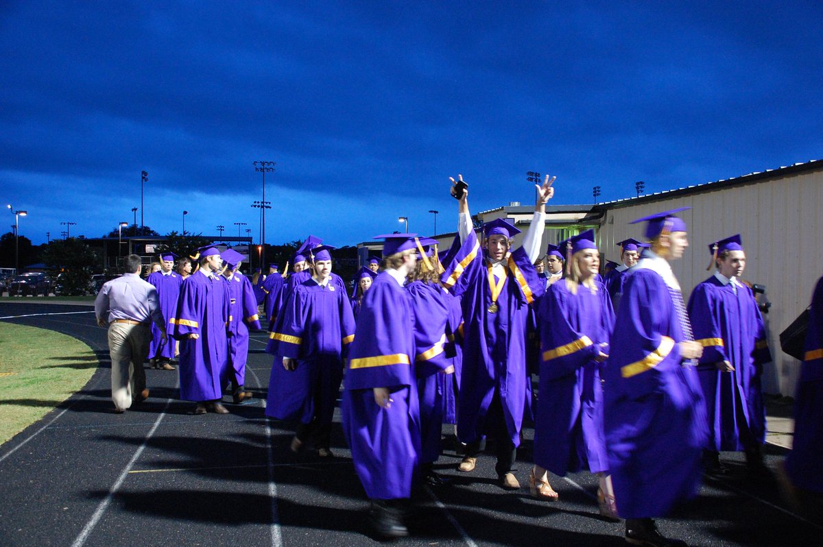 LGLeopardSpots's tweet image. Rain sure didn't dampen these grads' spirits.