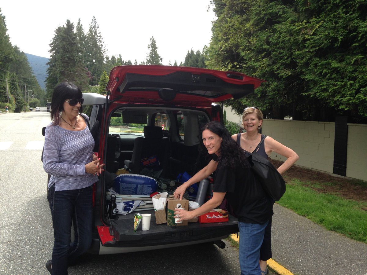 Pick up day #1 crafty in the back of a car for producers <a href="/lumacleod/">Lucy MacLeod</a> <a href="/IEisses/">Ines Eisses</a> @rosmuir <a href="/WomenNMedia/">Women in Media</a> <a href="/danceswithfilms/">Dances With Films</a>