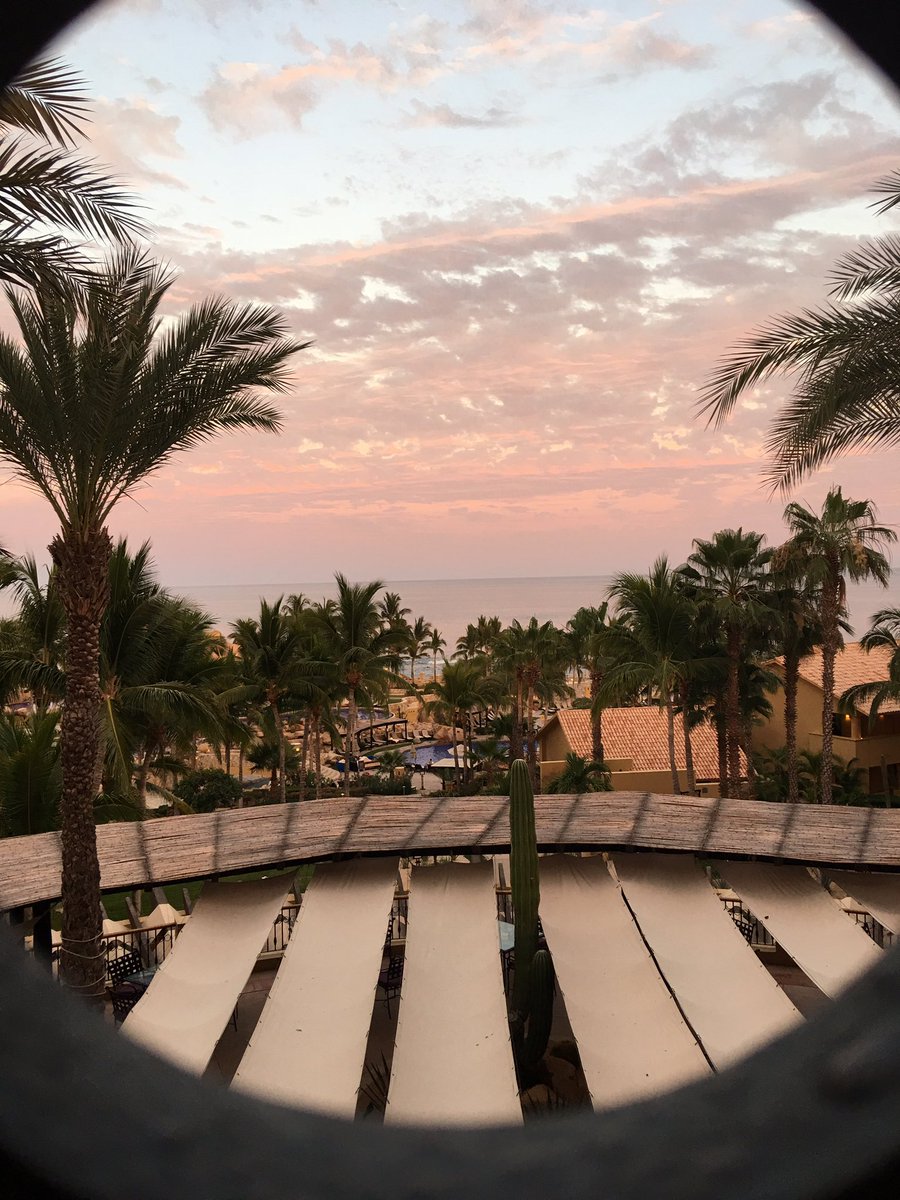 ImThat1TallGuy's tweet photo. Last night in Cabo, hell of a way to end an amazing trip #Sunset #NoFilterNeeded https://t.co/pfGWEubROl