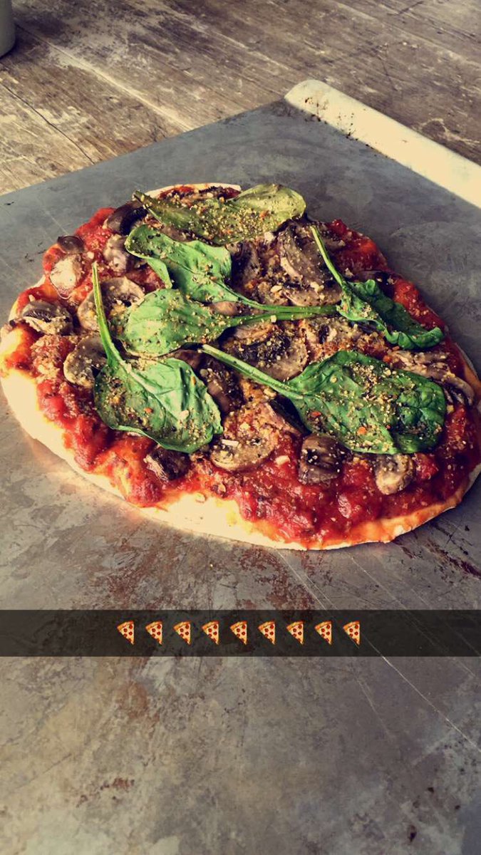 whatemilyeats's tweet photo. Vegan pizza!🙌🏼🙌🏼🙌🏼🍕🍕 https://t.co/Rj5zUYSdwh