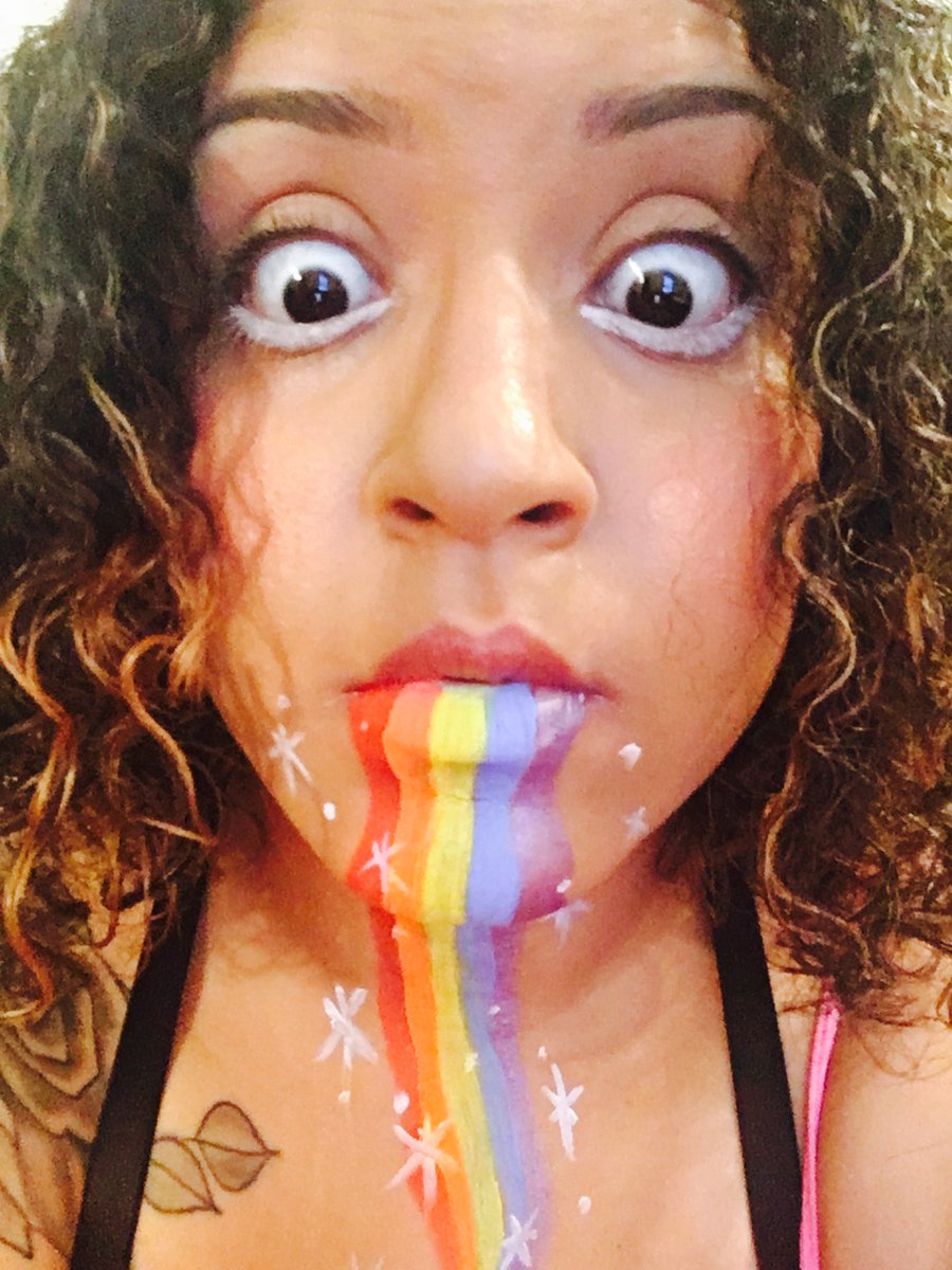 ChelzzzE's tweet photo. Snapchat filters be like... @THETomSavini https://t.co/2echGogE4c