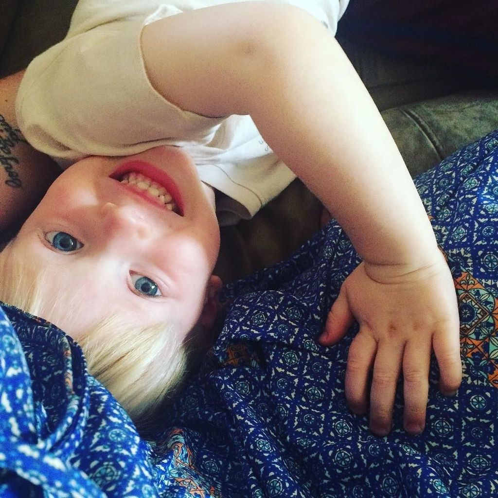 TheCaringTimes_'s tweet photo. Took a break from packing my flannels to cuddle with this sweetie pie ❤️ #boymom #loveofmylife #lightofmyworld by e… https://t.co/67PrV1BEzR