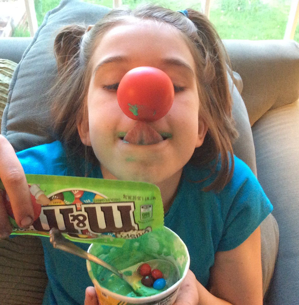 TheHolidayBarn's tweet photo. A #RedNoseDay &amp; Crispy M&amp;M's Balancing act. @mmschocolate &amp; #MakeMLaugh #RedNose4Kids Mmmmmmm.... https://t.co/2dkEbOXwvS