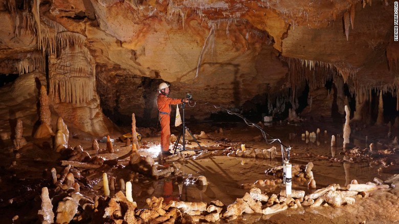 CNNEE's tweet photo. El misterio de los círculos que hicieron neandertales en una cueva francesa https://t.co/HZcEPSQAgQ https://t.co/JStW5hYo4u