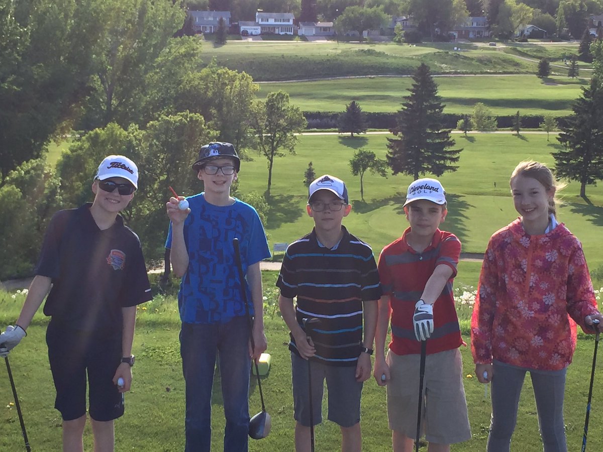 chambersgolf's tweet image. Having a great time teaching @elmwoodgolf #LearnToGolf @TheGolfCanada program on course tonight #GreatKids #jrgolf
