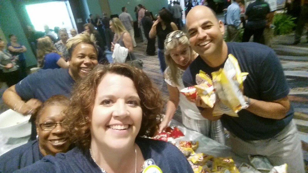 MzInQUEsitive's tweet photo. We finally figured out who took all the snacks! My president is cooler than yours! And he likes chips! #AllTeam2016 https://t.co/6EmVLrqrYc