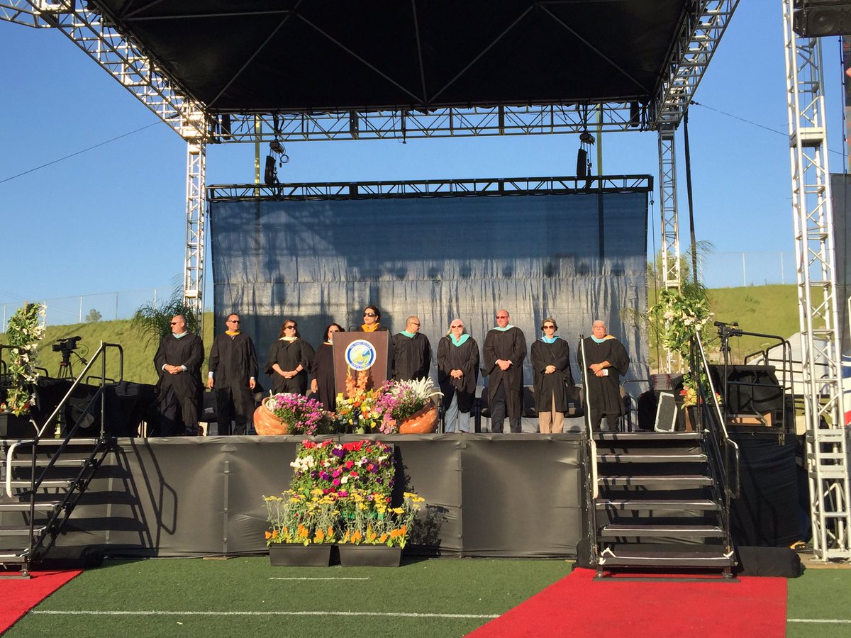 dhenderson_sci's tweet photo. Graduation is underway at the Hill!!  #Hawks2016 https://t.co/KB8acYpD16
