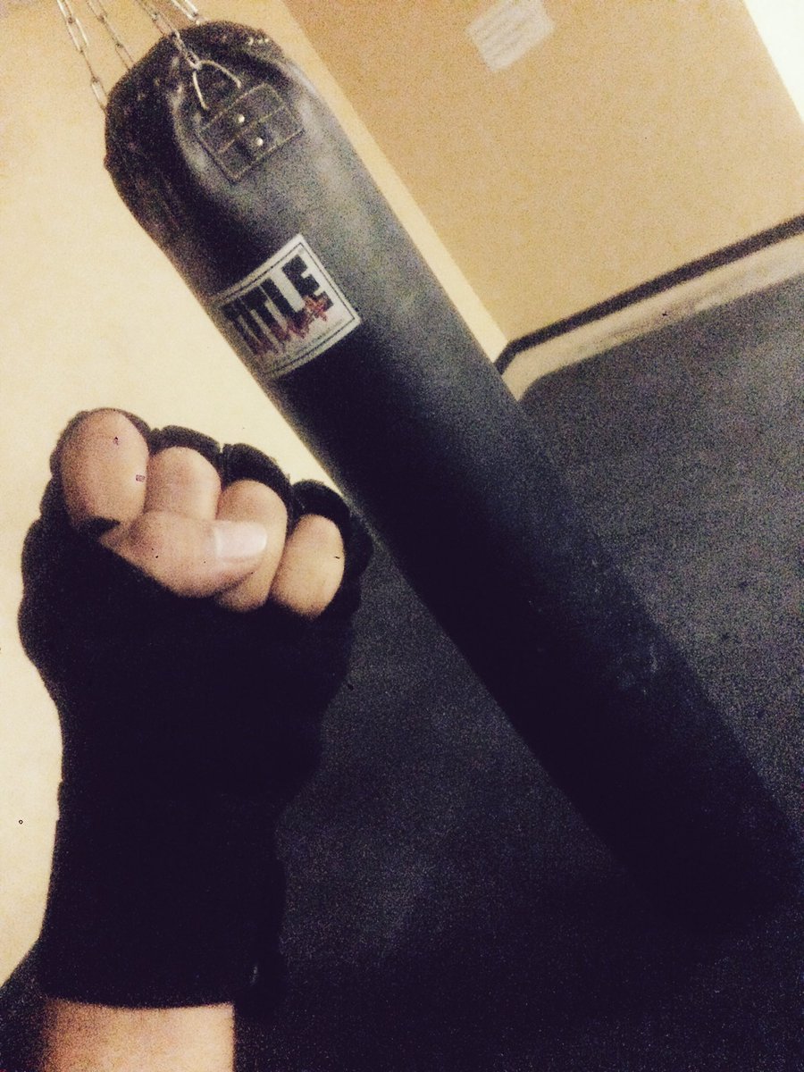 MrArash's tweet photo. #Currentsituation Me vs. Bag to the soundtrack of @Noearth1 "Overdose" and @Disturbed "Land of Confusion" https://t.co/koTX0nEb9s