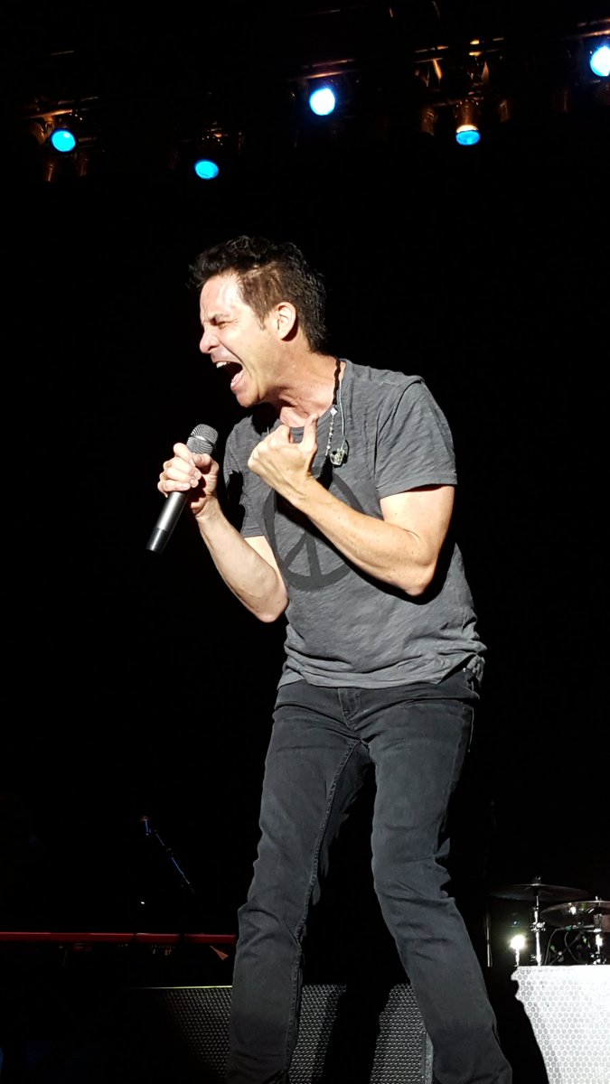 trainFanForLife's tweet photo. Sooooooo hiiiiigh @train at @BealeStMusicFes 2016 #MyMIM https://t.co/fqCmEgZtQW