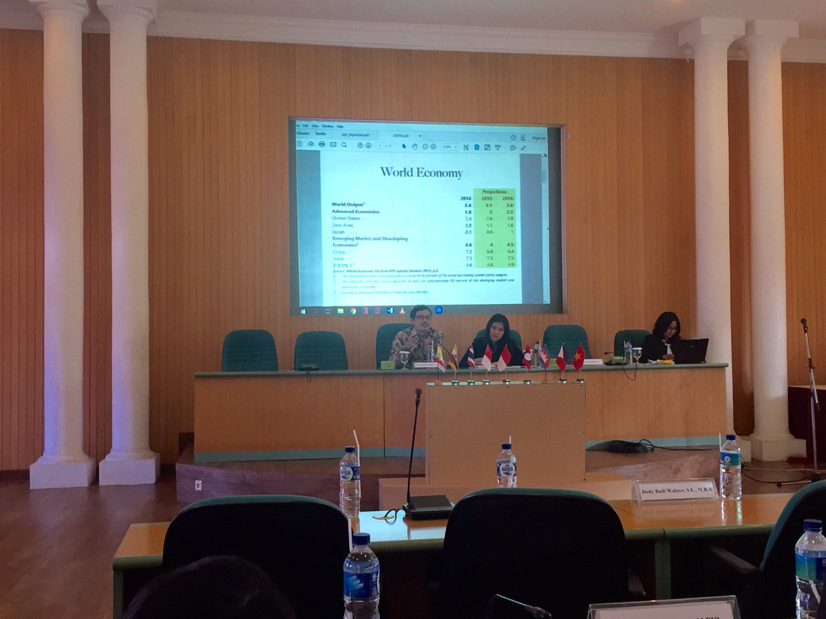 [YEC day 2] Youth Economic Conference is now already begun. Mr Edhie Purnawan as speaker is now giving the speech.