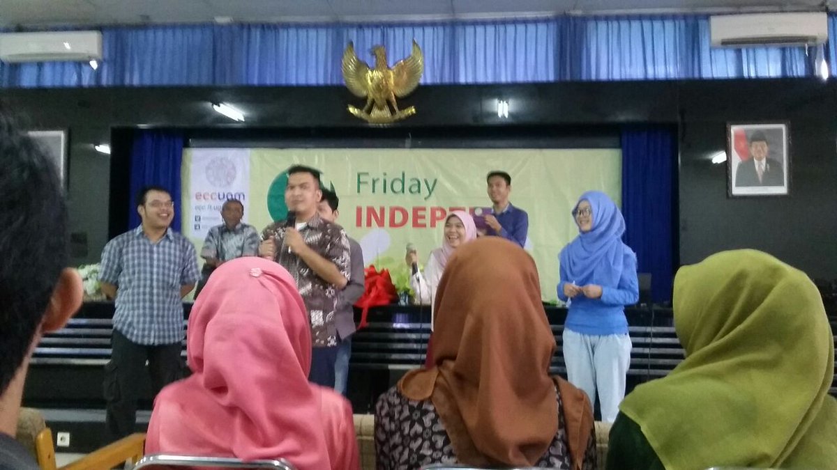 careernewsecc's tweet photo. Acara #FridayIndepth pagi ini dibuka dengan games seru oleh Ahmad Sobri dari PT Nippon Shokubai Indonesia. https://t.co/hmTIerlWum