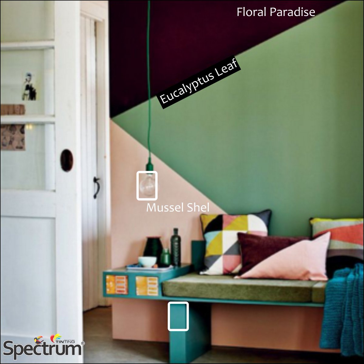 Ruang bersantai yang cocok untuk relaksasi bersama keluarga menambah kehangatan suasana, Lets Color Upgrade!