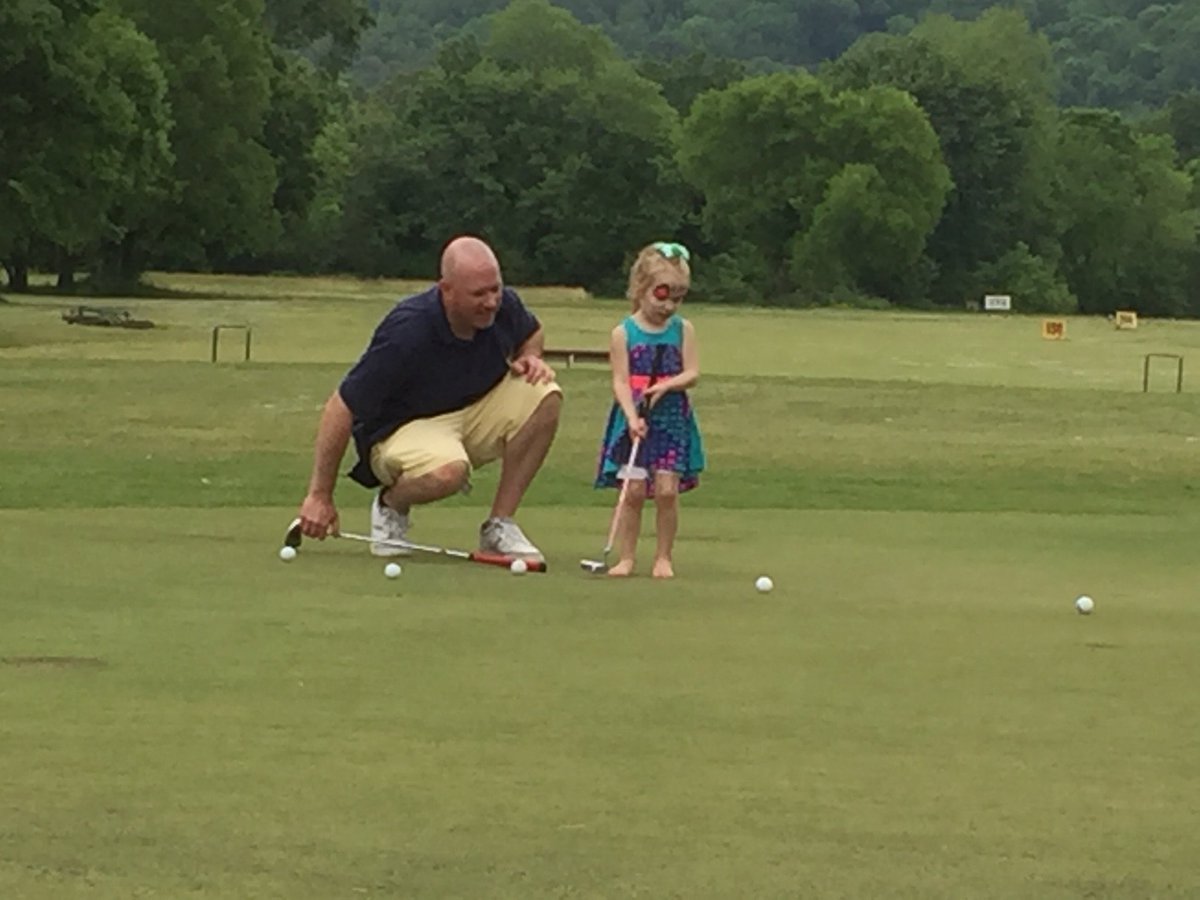 jimmycees's tweet photo. Help me out Ace and Hunter #helpfulhunter my 3 year old is going to start beating me any day now... https://t.co/uPAXSpEygu