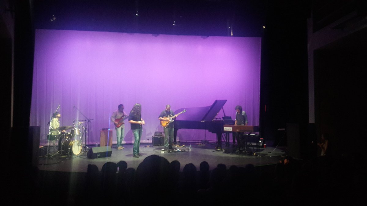Phill_Castro's tweet photo. @Omar_Kingsmith  con el maestro Hugo Jiménez como invitado especial #FonosLive @FonosMx @ULMmx #jazzmasters https://t.co/xiwsJOHU0w