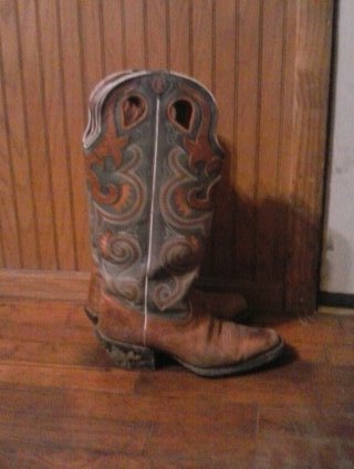 chrystal_hamby's tweet photo. @GrangerSmith mine are dirty so there sittin by the door. #IfTheBootFits https://t.co/ywNl4tY2DO