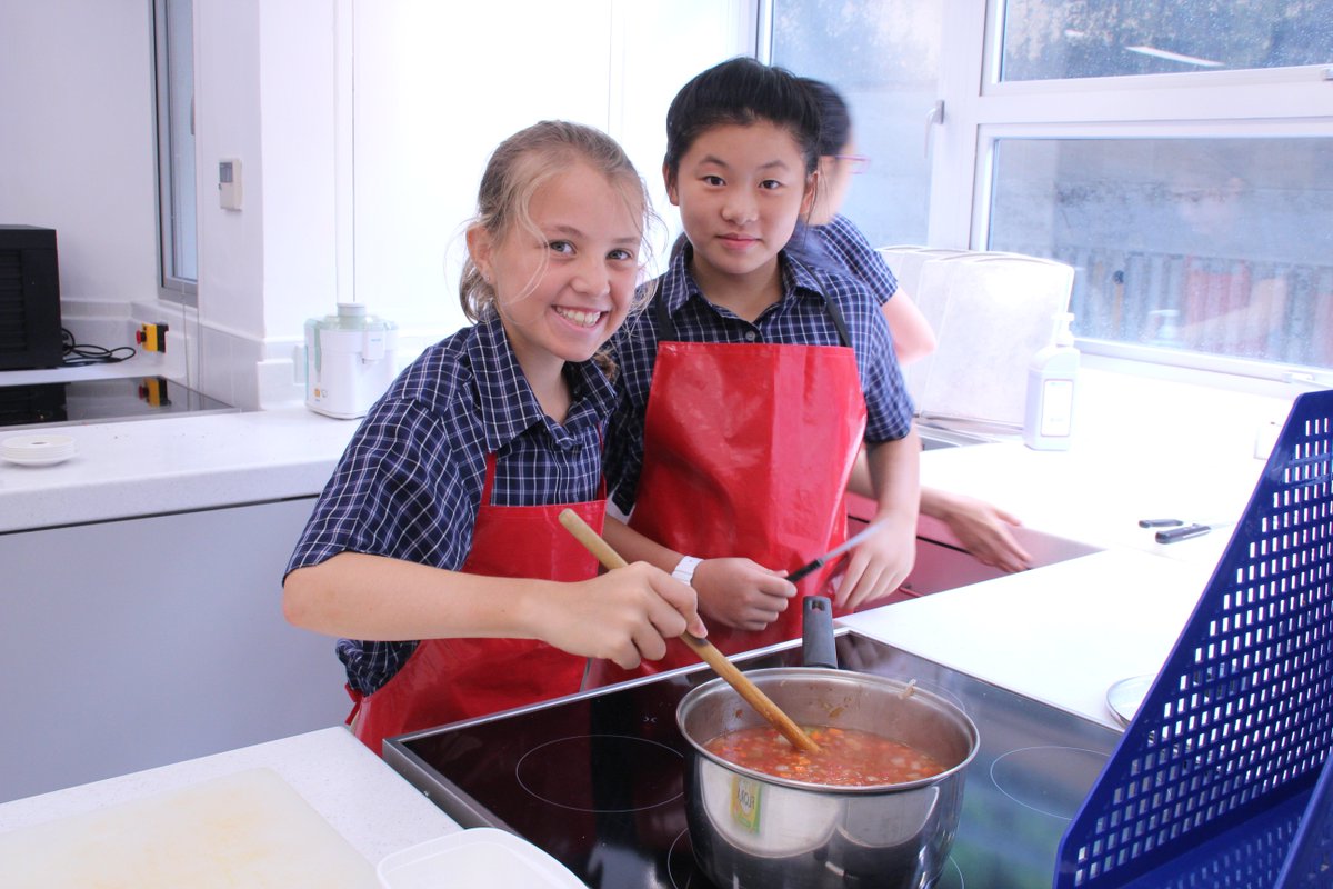cheung_ann's tweet photo. All #Year7ServiceDay making soup for @FeedingHK  #wis_hk https://t.co/TaMO4MJVA7